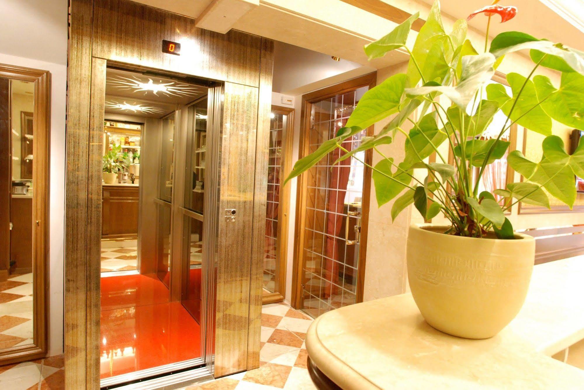 Hotel Fontana Venedig Exteriör bild